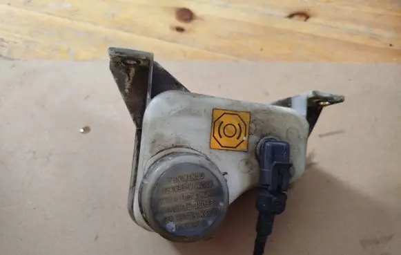 Alfa Romeo 159 Brake fluid reservoir 
