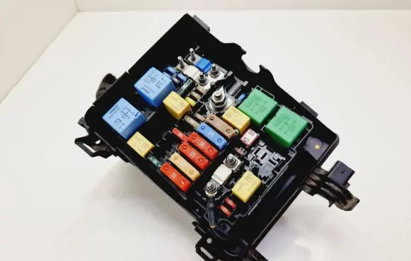 Peugeot 308 Fuse module 9804848580