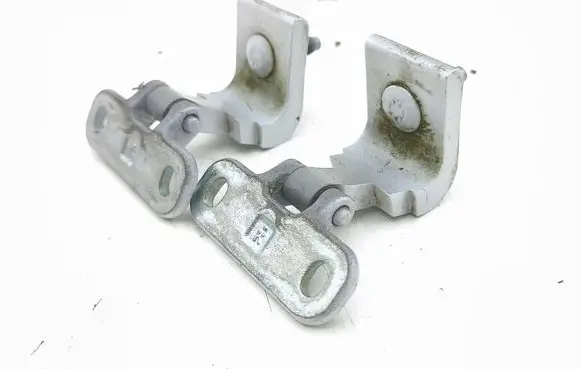Tailgate/trunk/boot hinge
