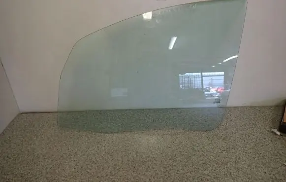 Mitsubishi Colt Sliding door window/glass 