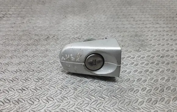 Ford Focus C-MAX Front door lock (next to the handle) 