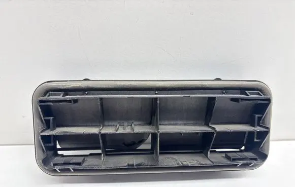 Nissan Juke I F15 Quarter panel pressure vent 8200213712