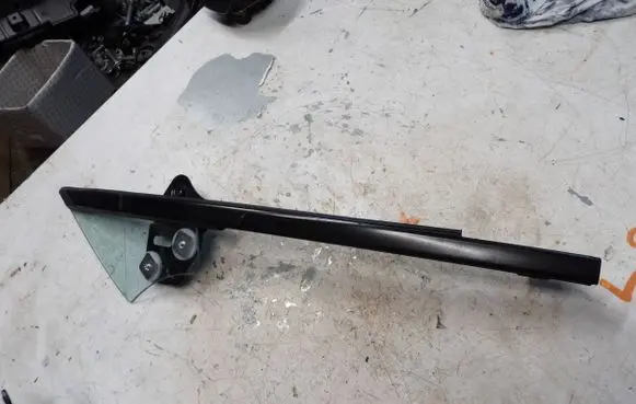 Mazda MX-5 ND Front triangle window/glass 