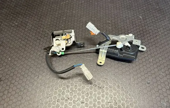 Honda CR-V Tailgate window lock/catch/latch 