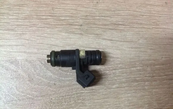 Renault Clio III Fuel injector 8200885287 H8200579115