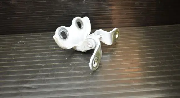 Opel Mokka Front door lower hinge 