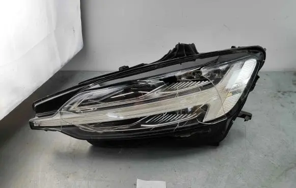 Volvo S60 Headlight/headlamp 32228815