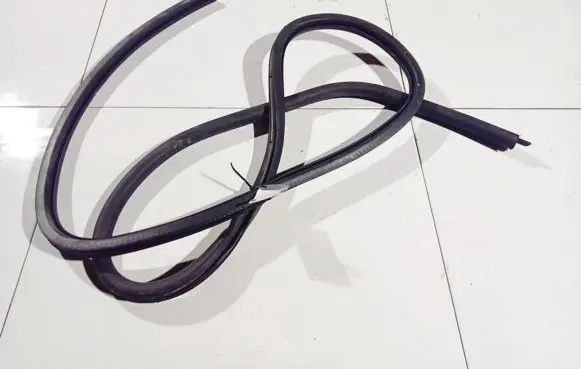 Volkswagen Golf V Rubber seal front coupe door 