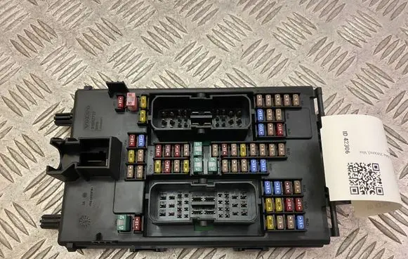 Volvo XC60 Fuse module 31682732 32142591