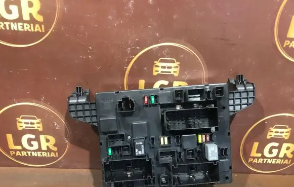Opel Astra J Fuse box set 13302300