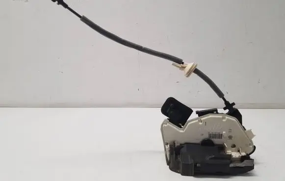 Volkswagen Golf VII Front door lock 5K1837016E