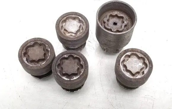 Nissan Navara D40 Anti-theft wheel nuts and lock 