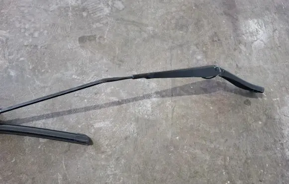 Volvo XC70 Front wiper blade arm 30796036