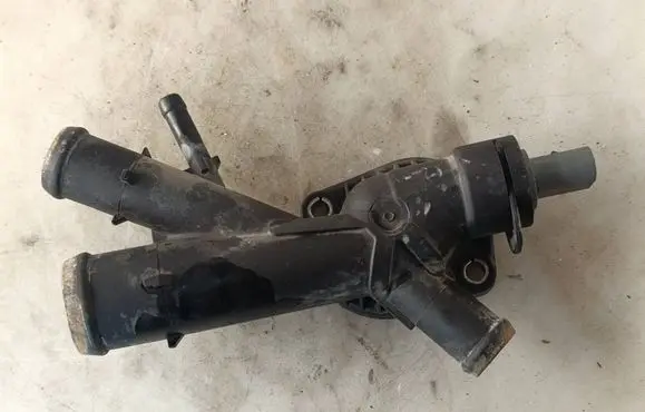 Engine coolant pipe/hose