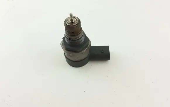 BMW 5 E60 E61 Fuel pressure regulator 0281002481 KL4249