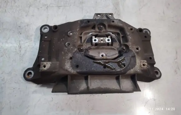 Gearbox mounting bracket