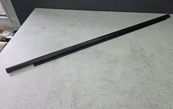 Dacia Sandero III Rubber seal front door window/glass