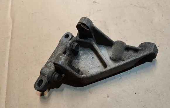 Chrysler Sebring (ST-22 - JR) Engine mounting bracket 