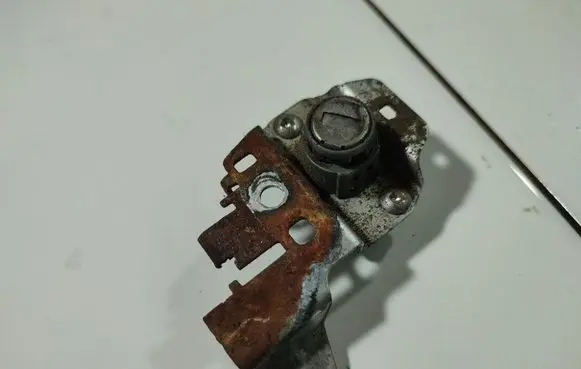 Honda FR-V Front door lock (next to the handle) 