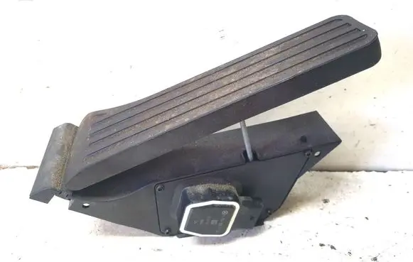 Mercedes-Benz C W204 Accelerator throttle pedal A2043001104