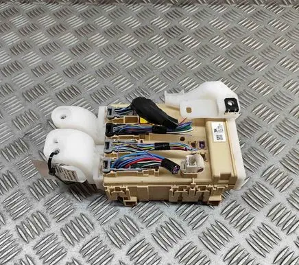 Toyota Auris E180 Fuse module 8273012X70A 63580950