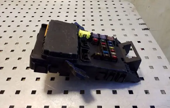 Toyota Avensis T220 Fuse module 8264105011 05810530 8273005020