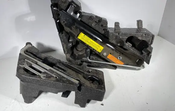 Audi Q7 4L Tool set 4L0011031E 4L0012113E