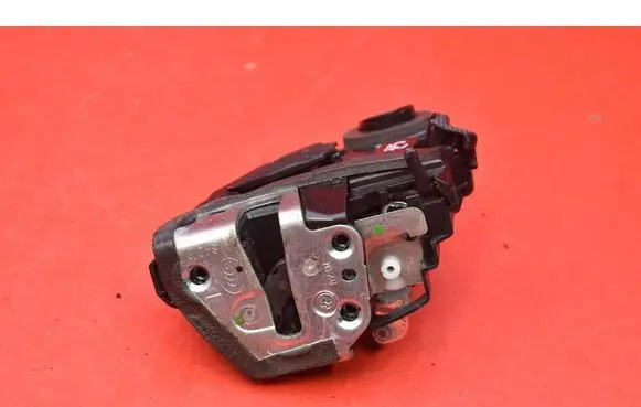 Toyota Auris E180 Rear door lock A084219