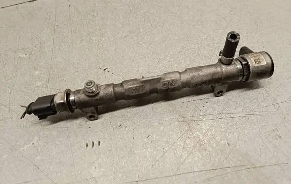 Skoda Octavia Mk3 (5E) Fuel main line pipe 28523501 04L130764B