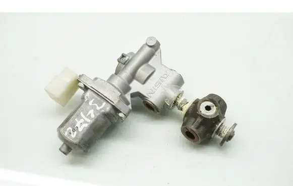Toyota Avensis T270 Master brake cylinder AISIN