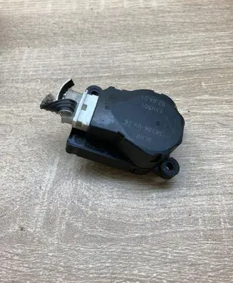 Citroen Xsara Picasso Air flap motor/actuator 38236UA26 EAM501