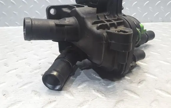 Citroen DS4 Thermostat housing 9684588980