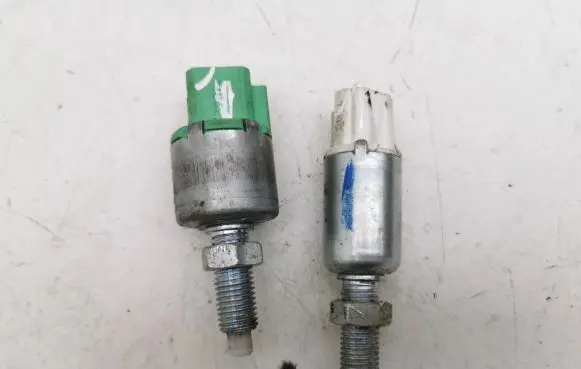 Lexus IS 220D-250-350 Brake pedal sensor switch