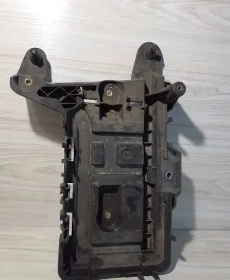 Volkswagen Golf VI Battery tray 1K0915333