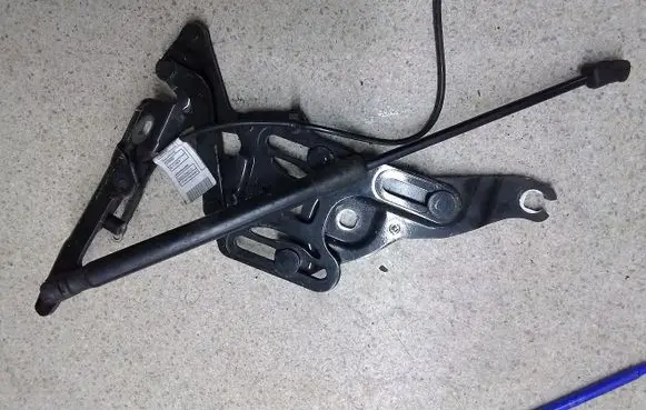 Engine bonnet/hood hinges