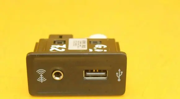 Volkswagen Golf VII AUX in-socket connector 5Q0035724