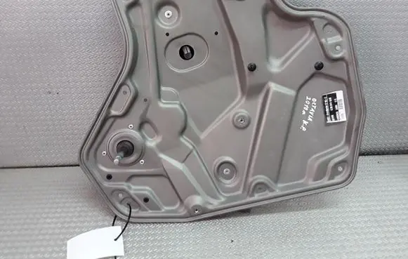 Rear door manual window regulator