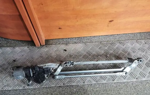 Ford Focus Front wiper linkage and motor 4M517504AB