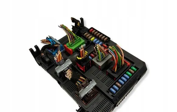 Citroen C4 II Picasso Fuse module 9804067480