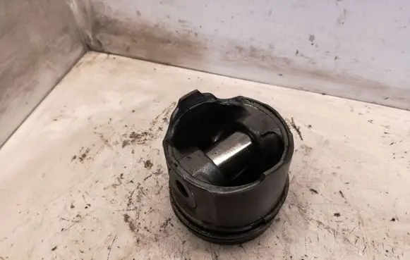 Renault Trafic II (X83) Piston 