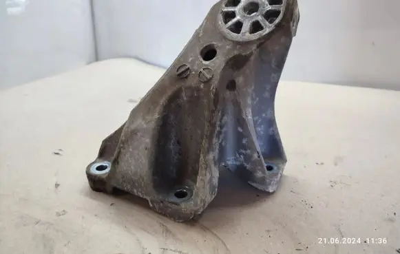 Volkswagen Touareg I Engine mounting bracket