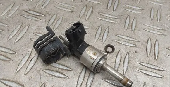Toyota Auris E180 Fuel injector 2325047100