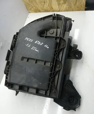 Peugeot 5008 Air filter box 9673061080