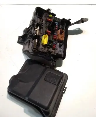 Peugeot 207 Fuse module 9661086980