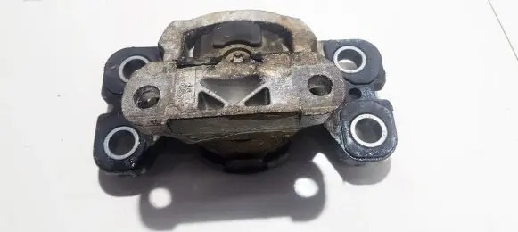 Land Rover Freelander 2 - LR2 Engine mount bracket