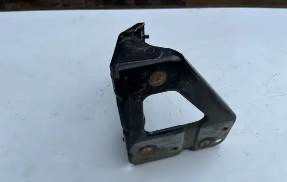 Audi A6 S6 C6 4F Fender mounting bracket 4F0821135B