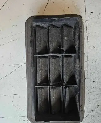 Quarter panel pressure vent