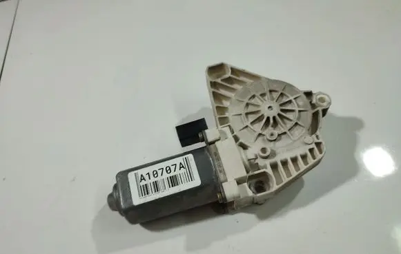 Mercedes-Benz B W245 Front door window regulator motor 936137101