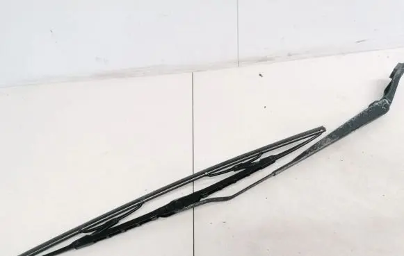 Volkswagen Golf V Front wiper blade arm