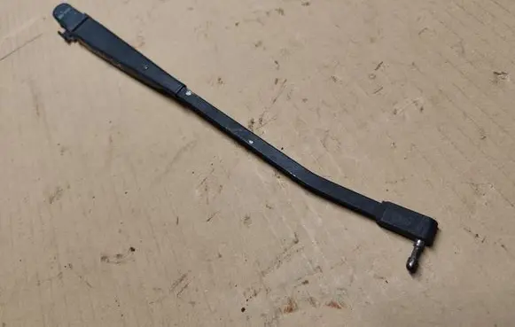 Front wiper blade arm
